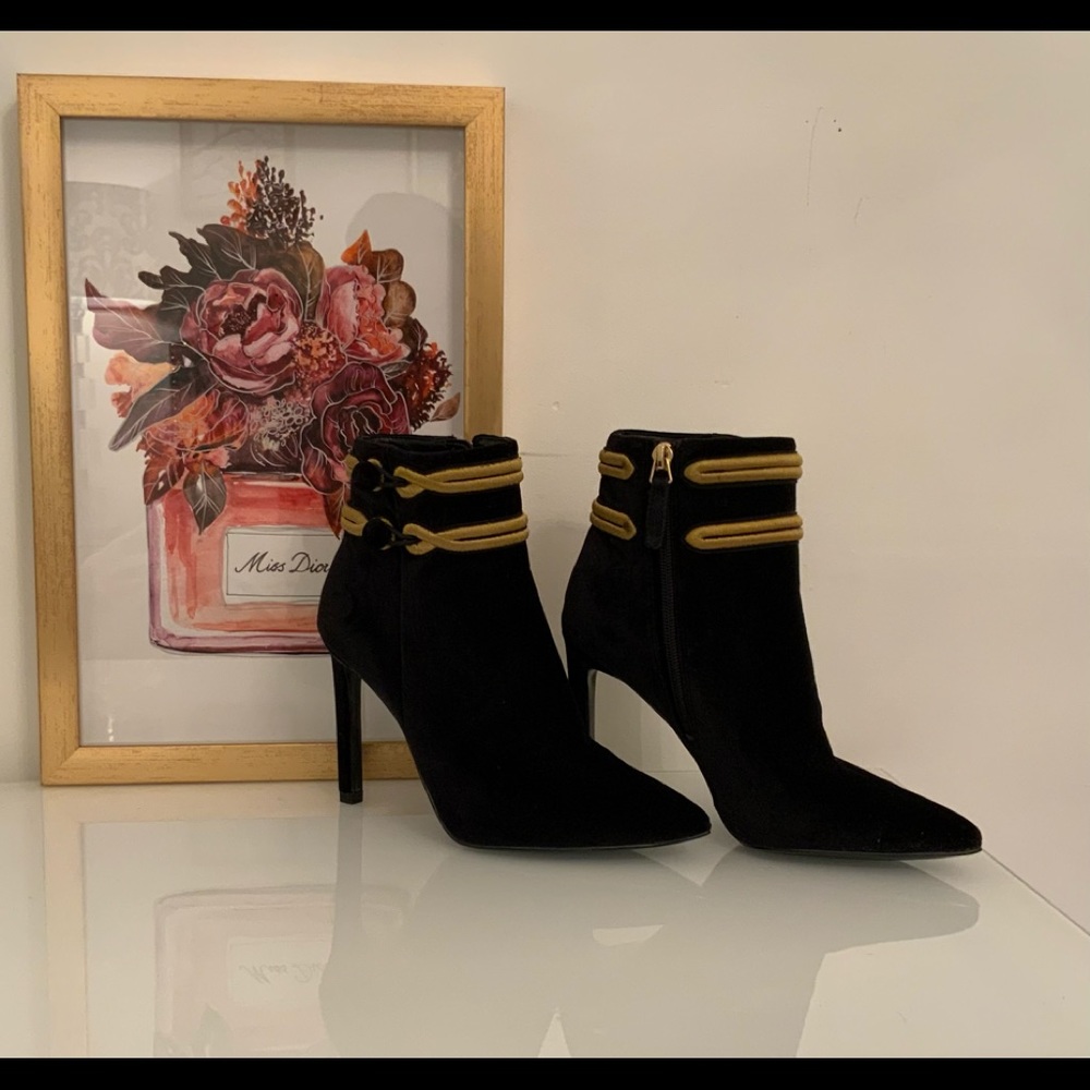 Nine West Pointy Toe Victorian Style Booties Suede Ankle Boots Size 5.5M - Picture 2 of 7